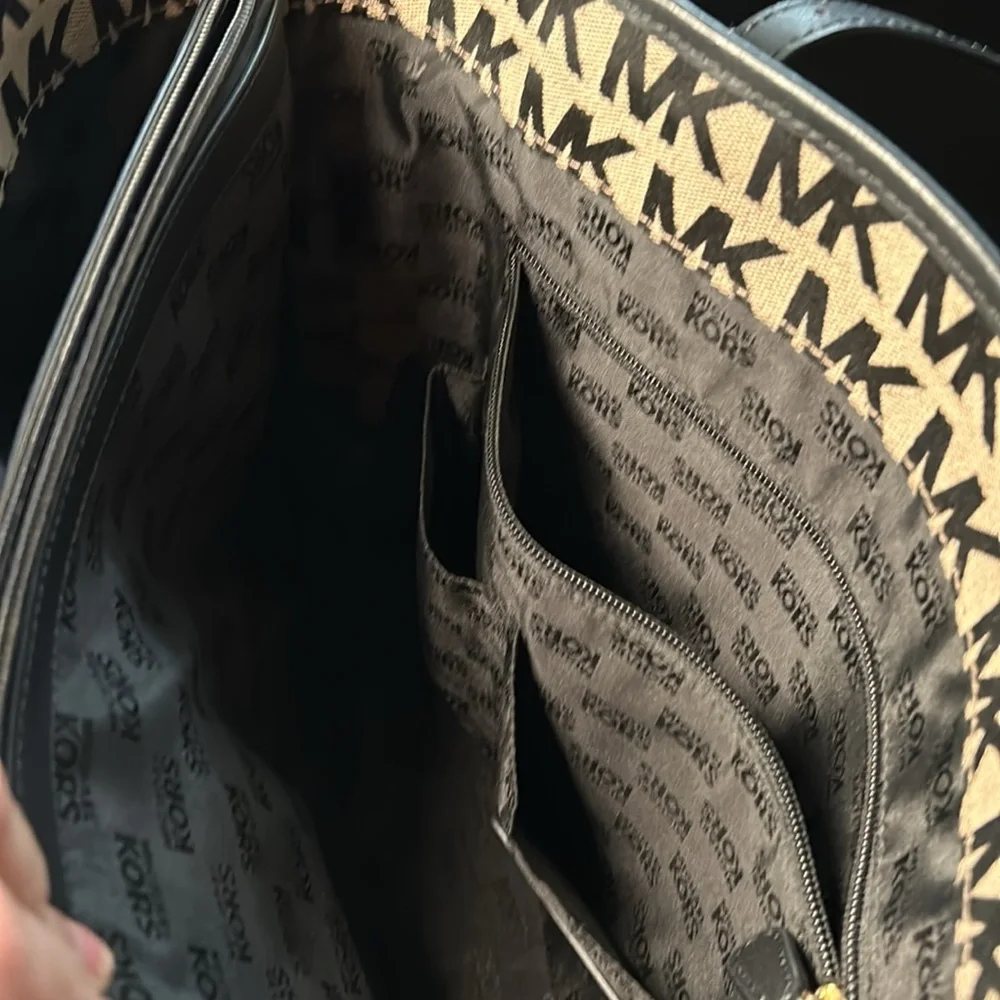 Michael Kors EUC Large Handbag - Picture 9 of 16